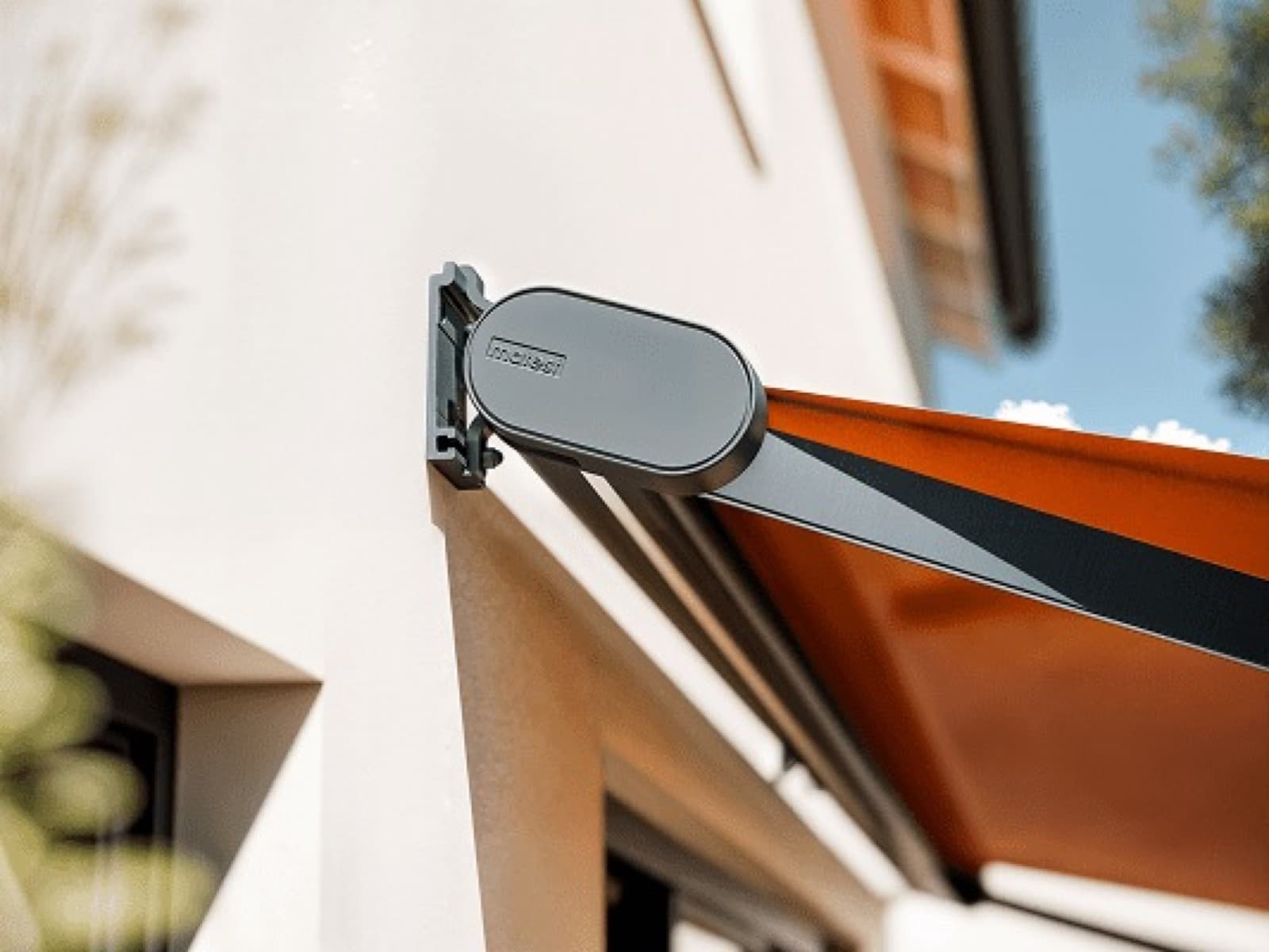 Gros plan sur le bras et le coffre d'un store banne