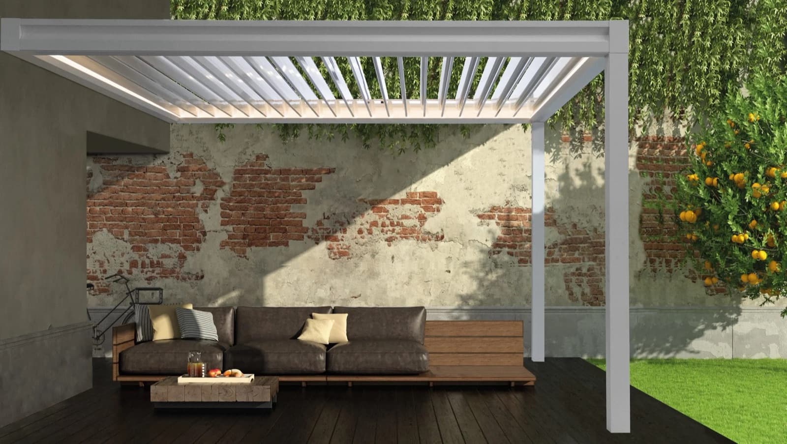 Pergola bioclimatique à lames orientables adossée à une maison en brique