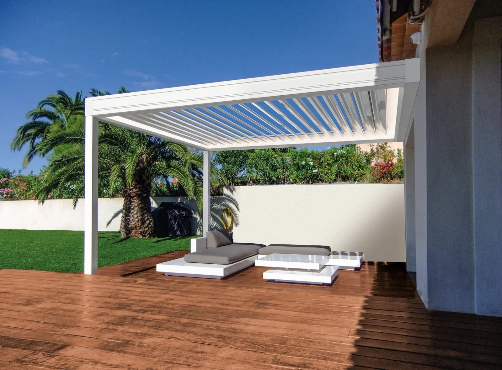 Pergola bioclimatique autoportée installée au milieu d’un jardin