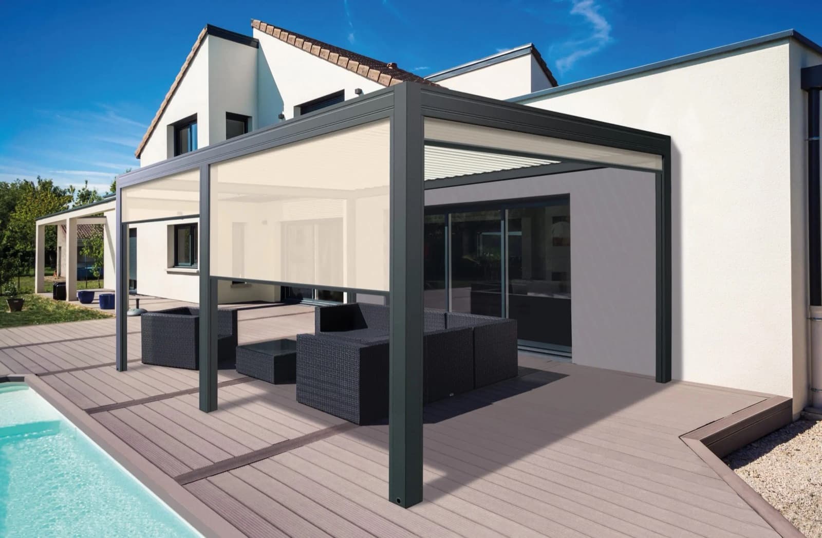 Store latéral déployé sur le côté d'une pergola bioclimatique