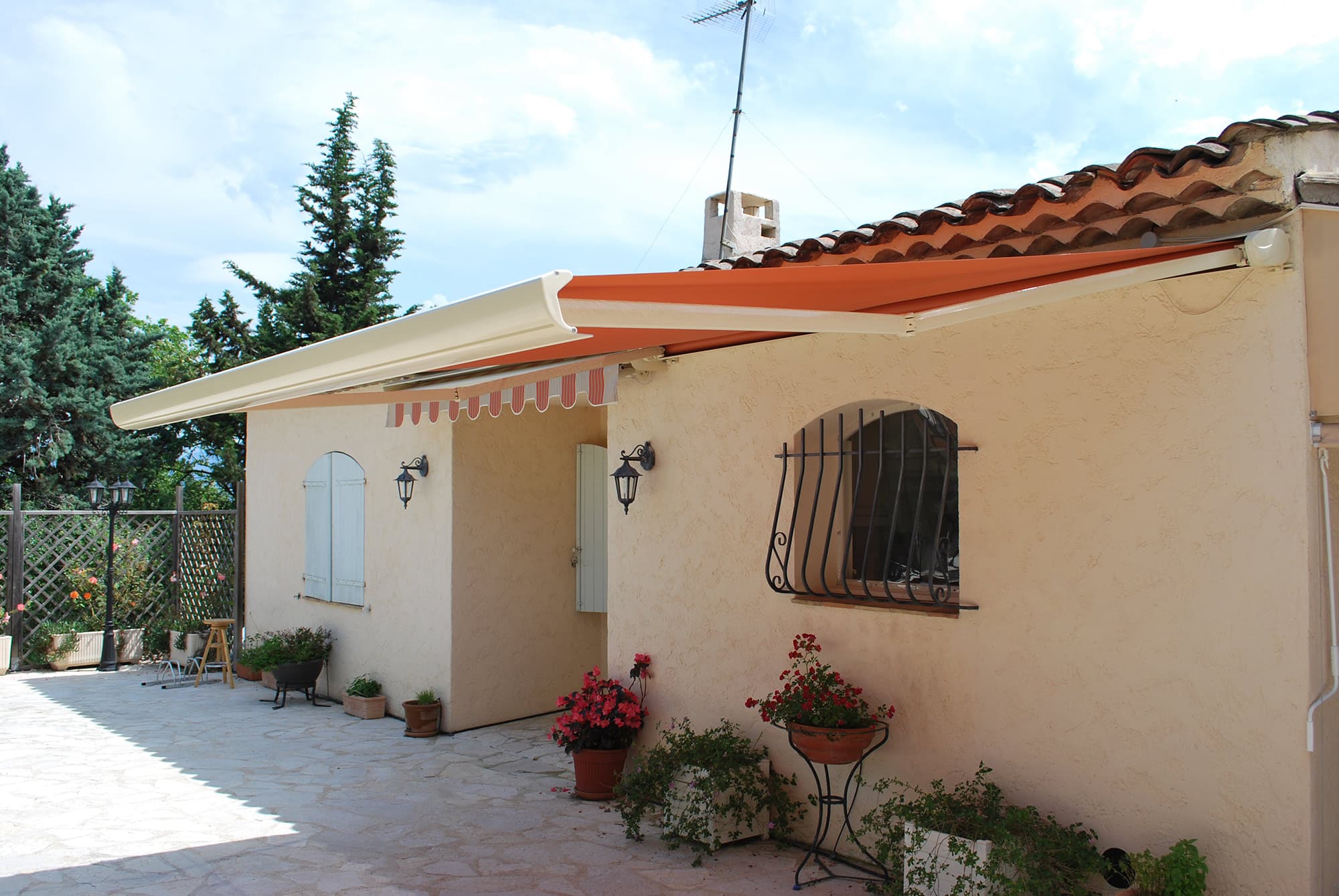 Store banne STORAL ARMOR + - Vue d'ensemble coffre et toile déployée